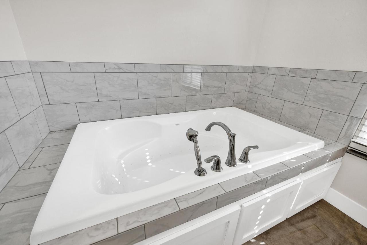 Schubert Inn Cottage - Pool - Walk To Main St Fredericksburg Bagian luar foto