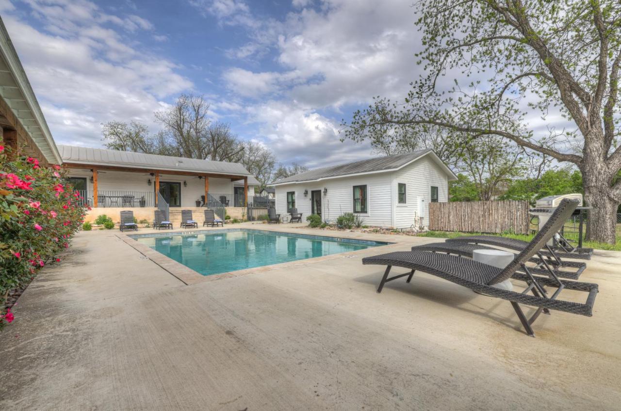 Schubert Inn Cottage - Pool - Walk To Main St Fredericksburg Bagian luar foto