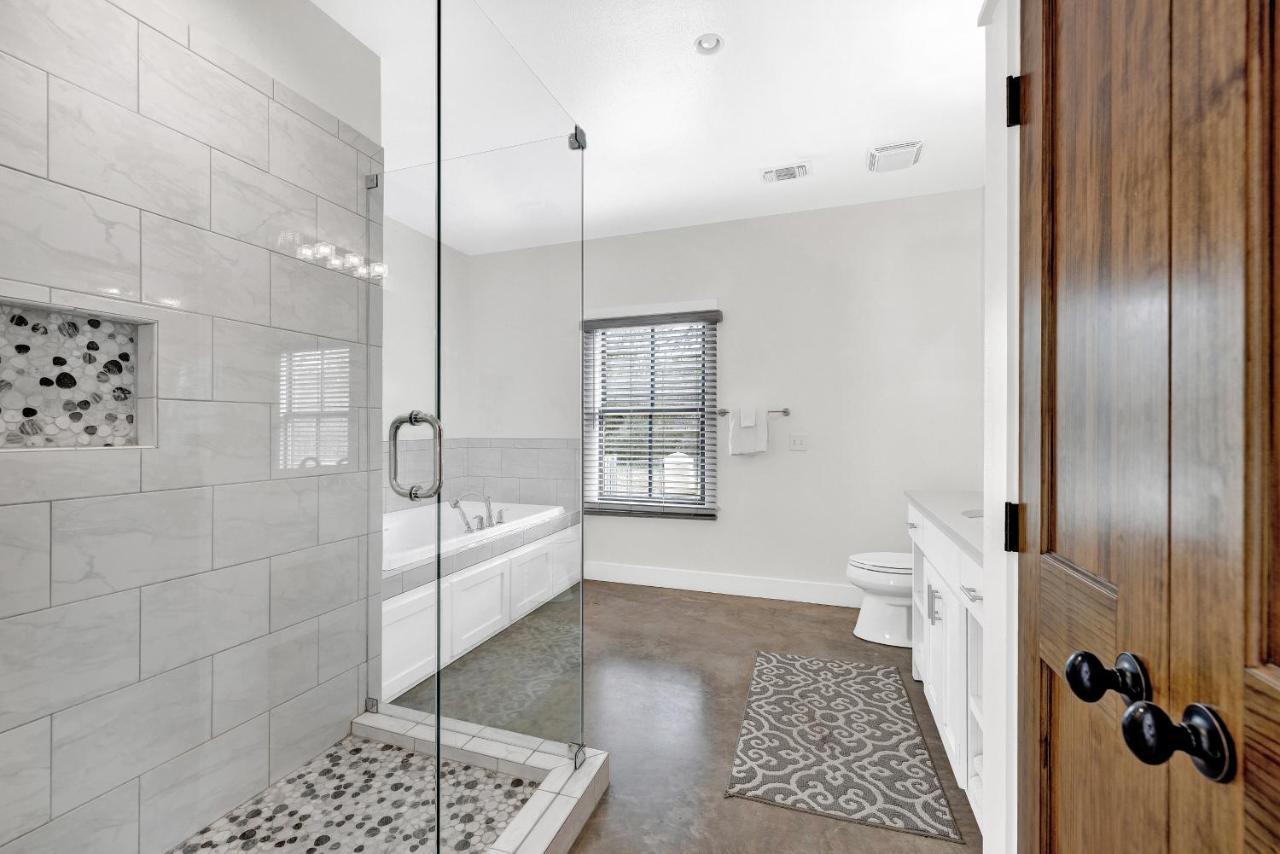 Schubert Inn Cottage - Pool - Walk To Main St Fredericksburg Bagian luar foto
