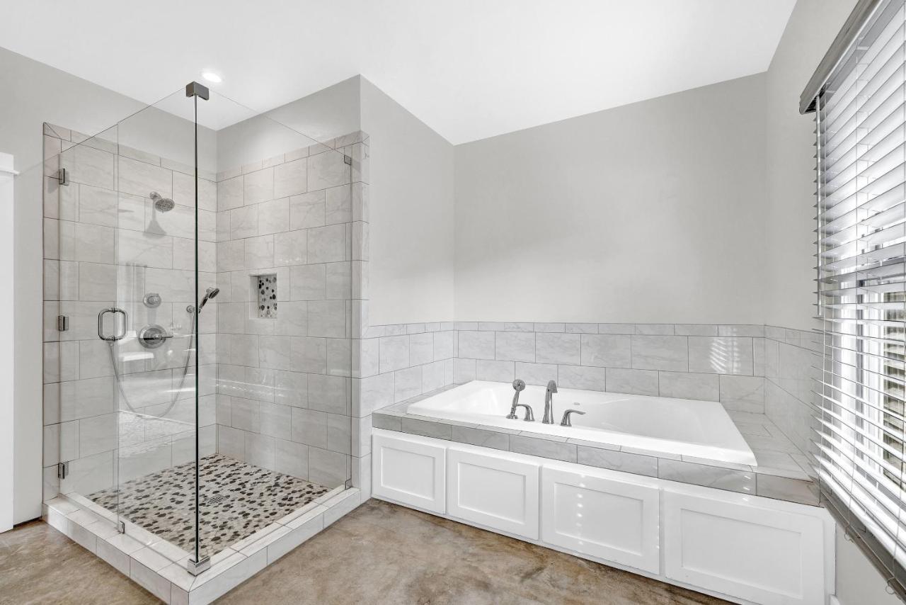 Schubert Inn Cottage - Pool - Walk To Main St Fredericksburg Bagian luar foto