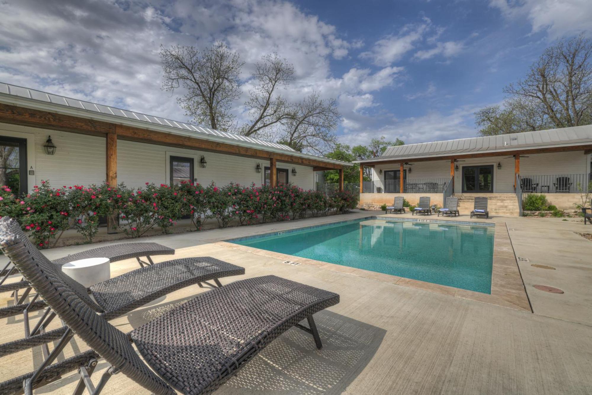 Schubert Inn Cottage - Pool - Walk To Main St Fredericksburg Bagian luar foto
